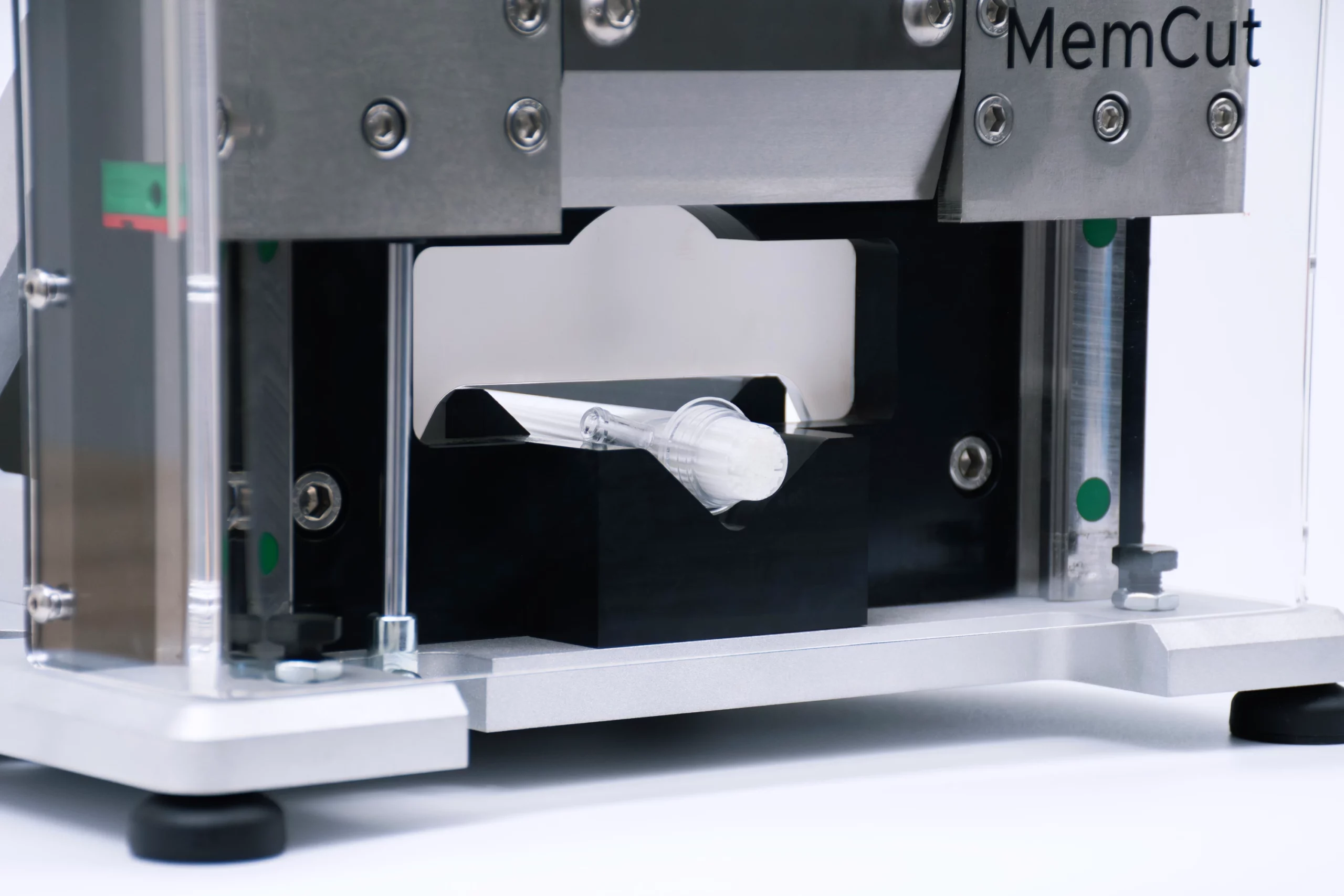 Close up of the MemCut blade with hollow fibers in it